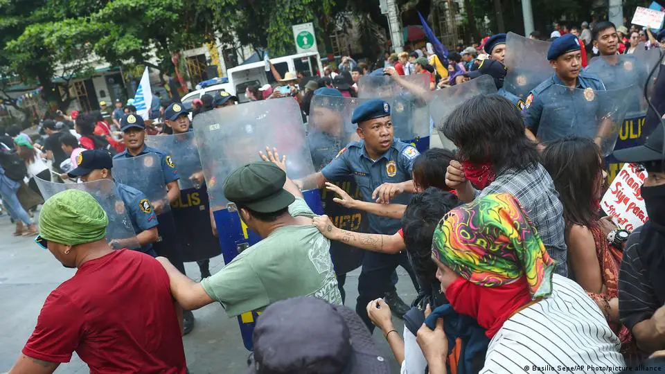 Polizisten versuchen, Aktivisten daran zu hindern, in Manila zu marschieren