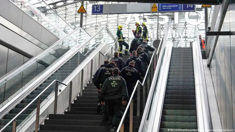 Polizei auf einer Rolltreppe am Berliner Hauptbahnhof 